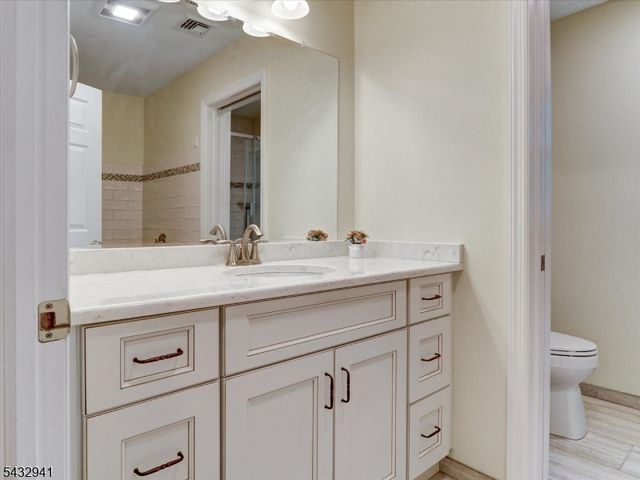 15 Woodrow Pl, West Caldwell Twp., NJ 07006