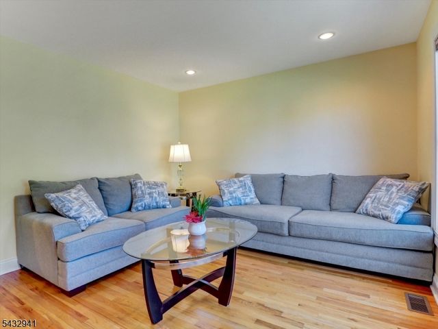 15 Woodrow Pl, West Caldwell Twp., NJ 07006