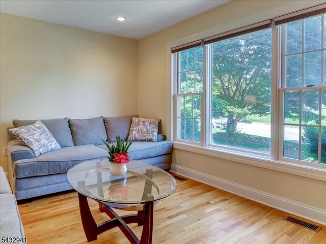 15 Woodrow Pl, West Caldwell Twp., NJ 07006
