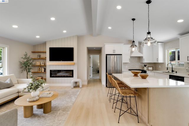 1121 N P St, Livermore, CA 94551