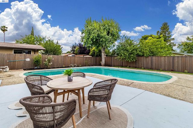 1121 N P St, Livermore, CA 94551