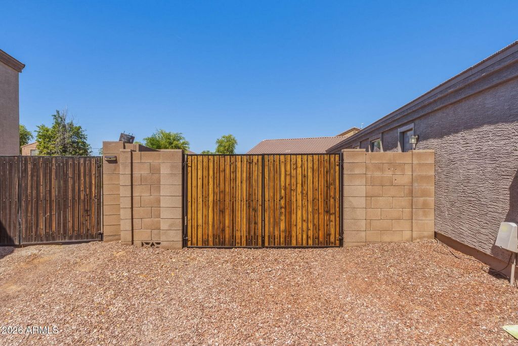 Image 5 of property listing at 4650 N 112TH Avenue, Phoenix, AZ 85037