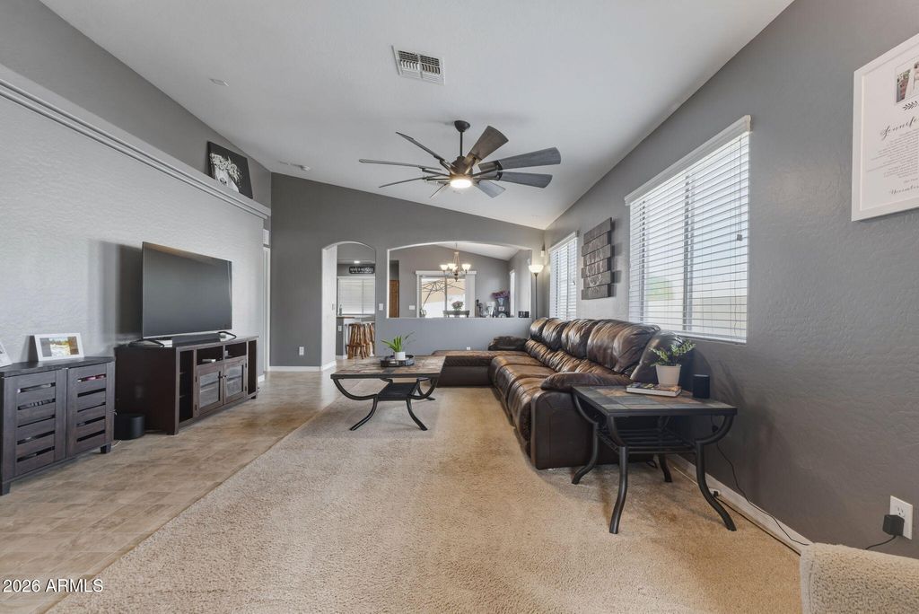 Image 9 of property listing at 4650 N 112TH Avenue, Phoenix, AZ 85037
