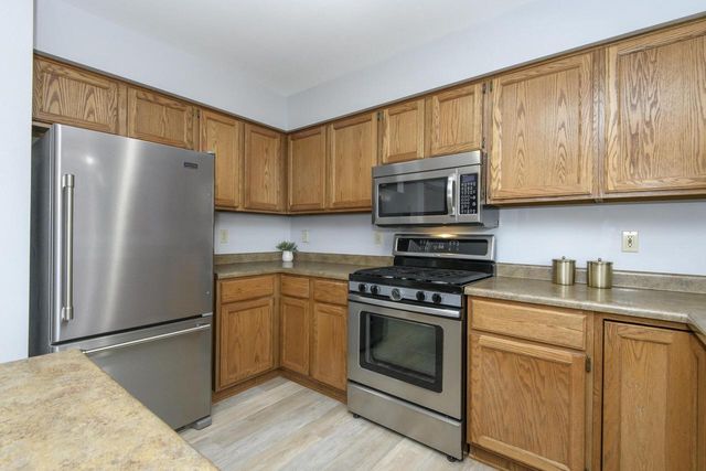 1215 Timber RIDGE, Pewaukee, WI 53072