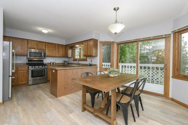 1215 Timber RIDGE, Pewaukee, WI 53072