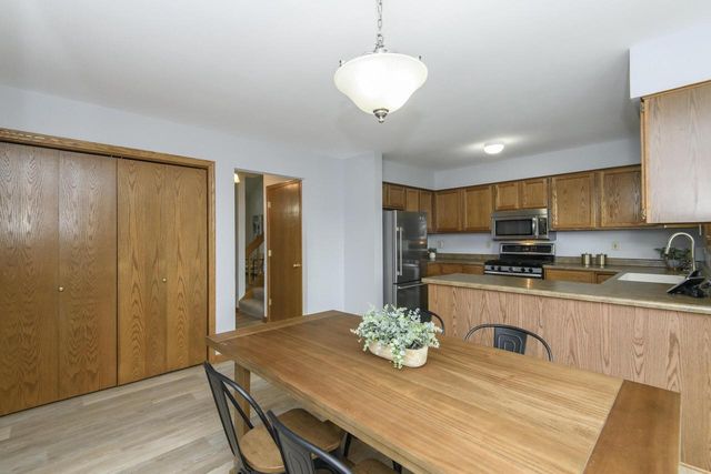 1215 Timber RIDGE, Pewaukee, WI 53072