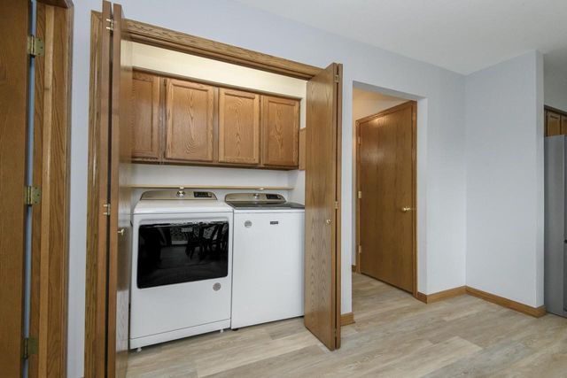 1215 Timber RIDGE, Pewaukee, WI 53072