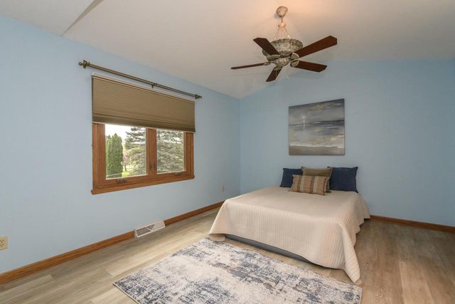 1215 Timber RIDGE, Pewaukee, WI 53072