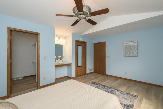 1215 Timber RIDGE, Pewaukee, WI 53072