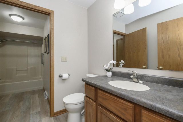 1215 Timber RIDGE, Pewaukee, WI 53072