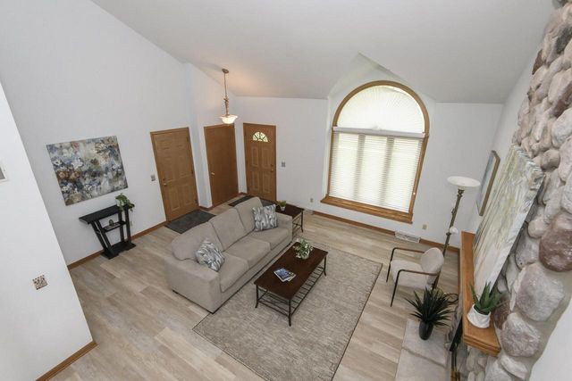 1215 Timber RIDGE, Pewaukee, WI 53072