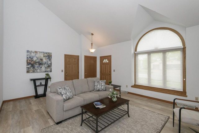 1215 Timber RIDGE, Pewaukee, WI 53072