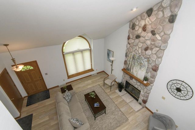 1215 Timber RIDGE, Pewaukee, WI 53072