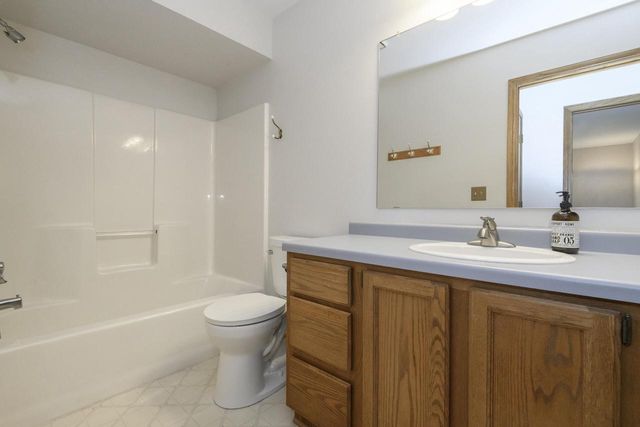 1215 Timber RIDGE, Pewaukee, WI 53072