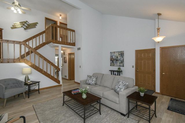 1215 Timber RIDGE, Pewaukee, WI 53072