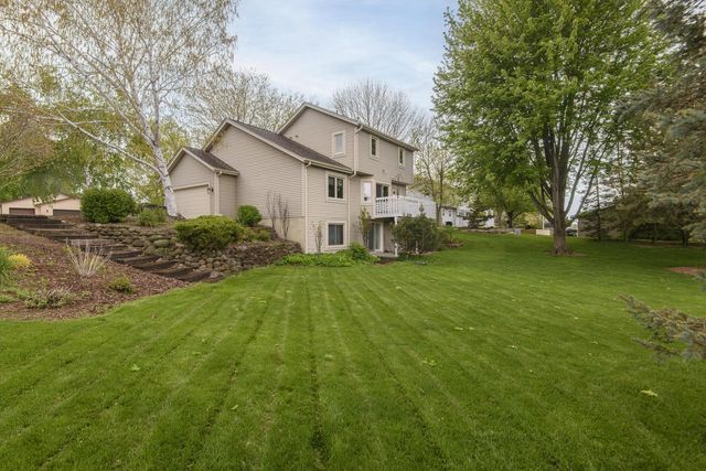 1215 Timber RIDGE, Pewaukee, WI 53072