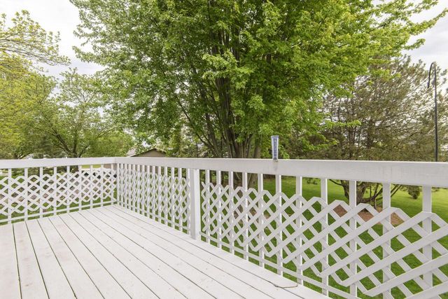 1215 Timber RIDGE, Pewaukee, WI 53072