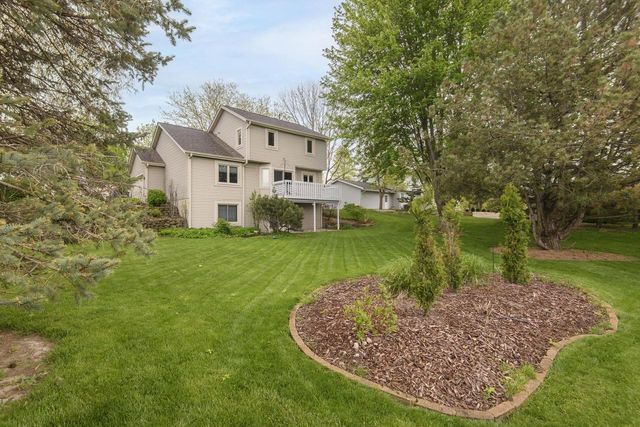 1215 Timber RIDGE, Pewaukee, WI 53072