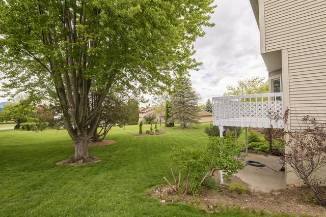 1215 Timber RIDGE, Pewaukee, WI 53072