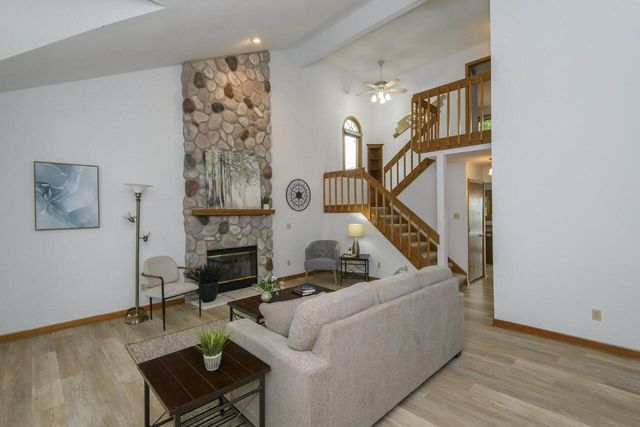 1215 Timber RIDGE, Pewaukee, WI 53072
