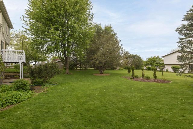 1215 Timber RIDGE, Pewaukee, WI 53072