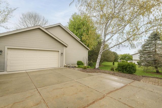 1215 Timber RIDGE, Pewaukee, WI 53072