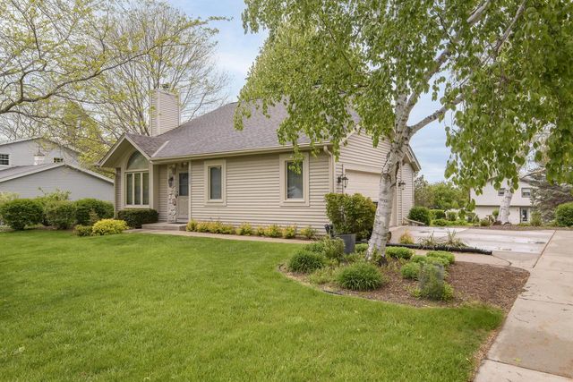 1215 Timber RIDGE, Pewaukee, WI 53072