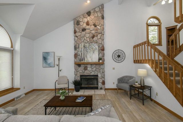 1215 Timber RIDGE, Pewaukee, WI 53072