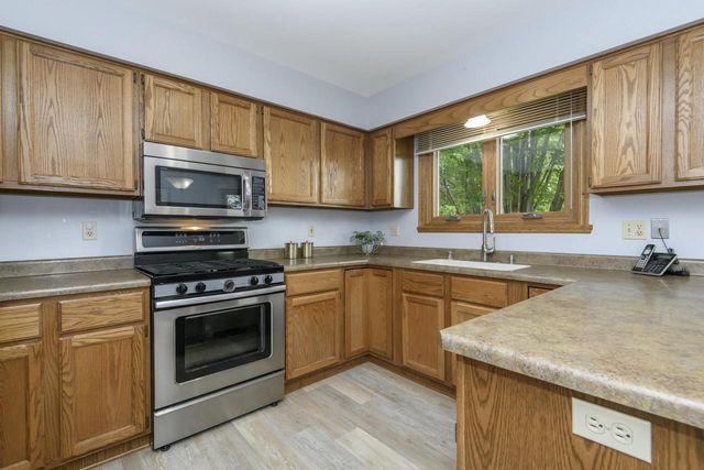 1215 Timber RIDGE, Pewaukee, WI 53072