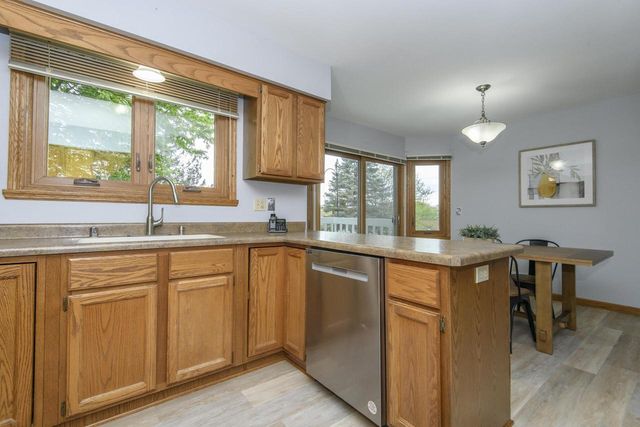1215 Timber RIDGE, Pewaukee, WI 53072
