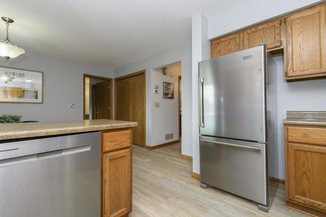 1215 Timber RIDGE, Pewaukee, WI 53072