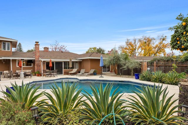 6449 Holstein Way, Sacramento, CA 95831