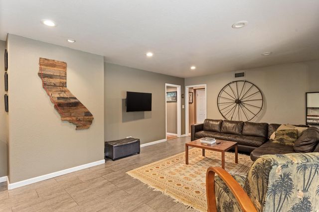 6449 Holstein Way, Sacramento, CA 95831