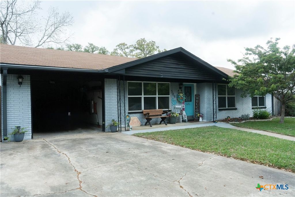 309 Hessler Drive, Hallettsville, TX 77964