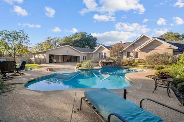 1114 S Crockett Street, Sherman, TX 75090