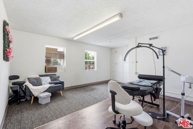 2048 W Florence Avenue, Los Angeles, CA 90047