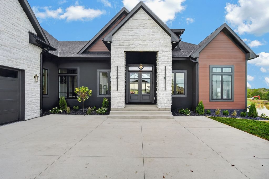 312 Emmett Court, Norwalk, IA 50211