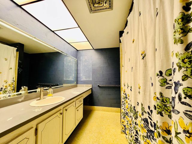 110 Wellington B, West Palm Beach, FL 33417