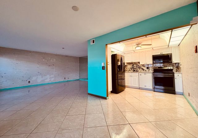 110 Wellington B, West Palm Beach, FL 33417