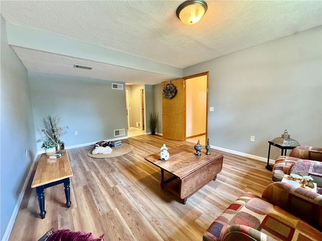33124 W 87th Terrace, De Soto, KS 66018
