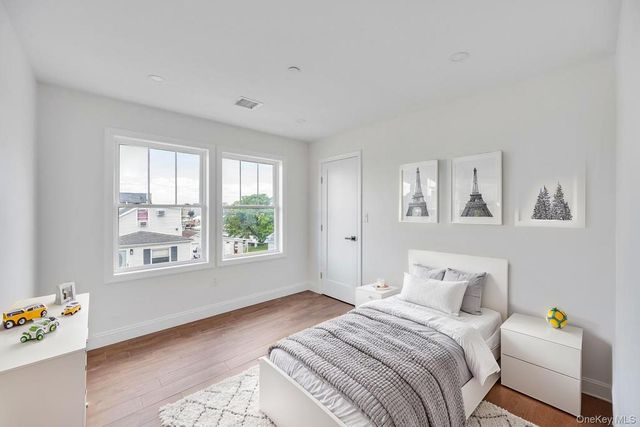 10 8th Avenue, East Rockaway, NY 11518