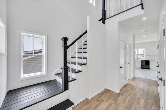 10 8th Avenue, East Rockaway, NY 11518