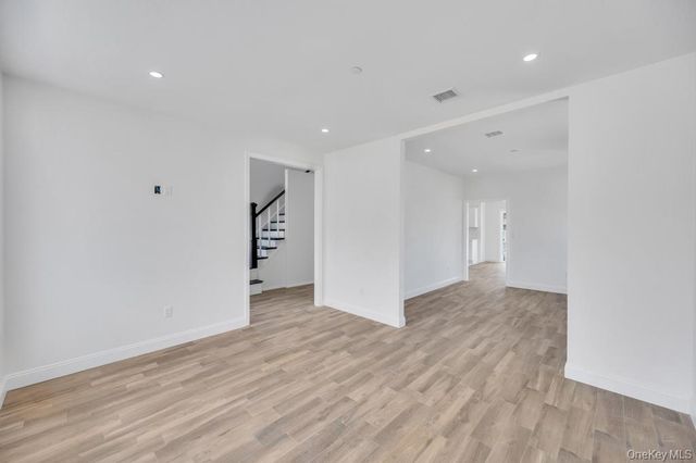 10 8th Avenue, East Rockaway, NY 11518