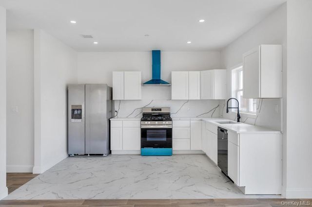 10 8th Avenue, East Rockaway, NY 11518