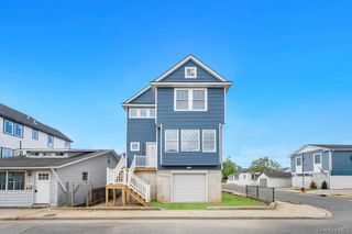 10 8th Avenue, East Rockaway, NY 11518
