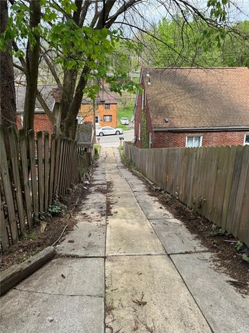 293 Greenlee Rd, Brentwood, PA 15227