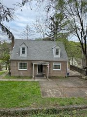 293 Greenlee Rd, Brentwood, PA 15227
