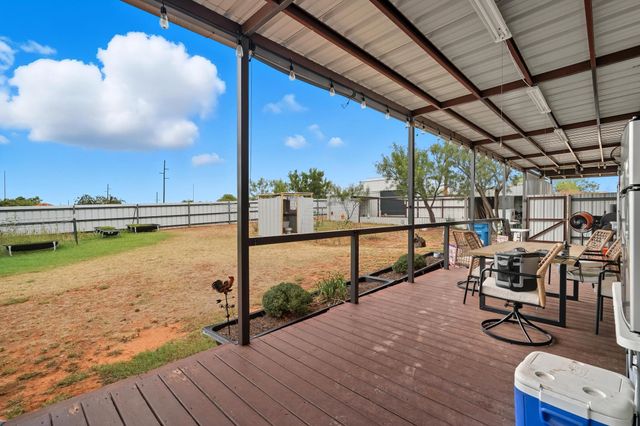 1104 W New Mexico Avenue, Sweetwater, TX 79556