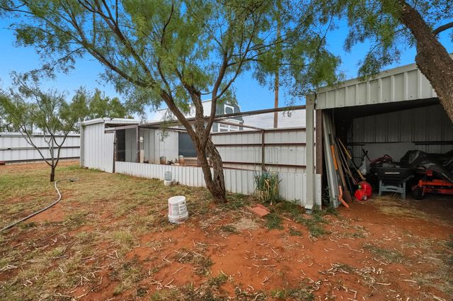 1104 W New Mexico Avenue, Sweetwater, TX 79556