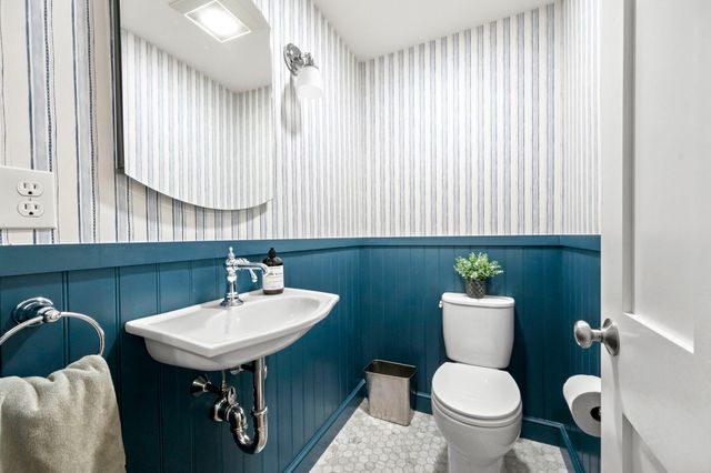 37 Century Ln, Milton, MA 02186